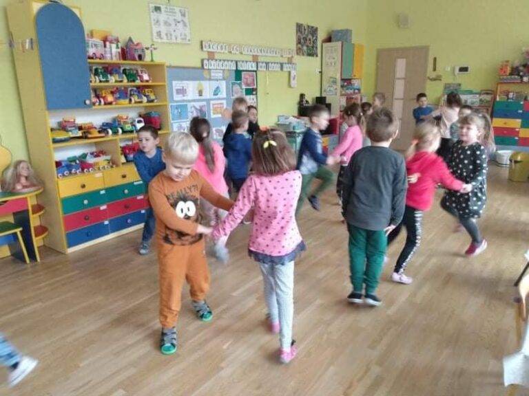 Projekt edukacyjny „Ukuzabawa – odkrywamy świat muzyki” w „Misiach”