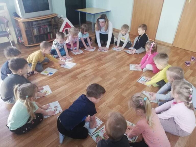 Zajęcia logopedyczne w gr. ,,Smerfy” z Panią Agnieszką Adamczyk.