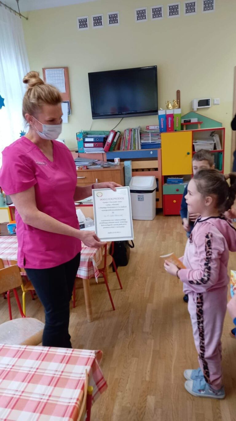 Pani stomatolog w grupie „Wiewiórek”.