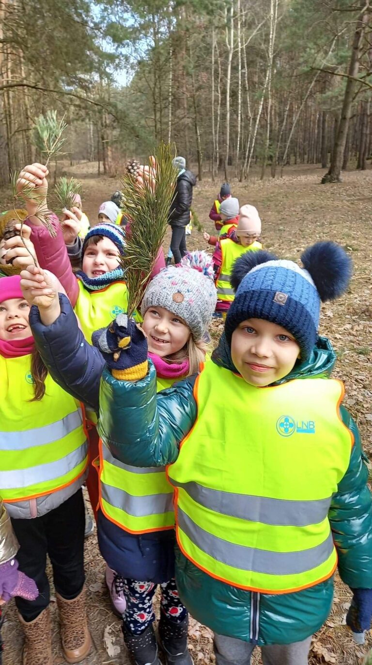 Wycieczka dzieci z gr.V do lasu.
