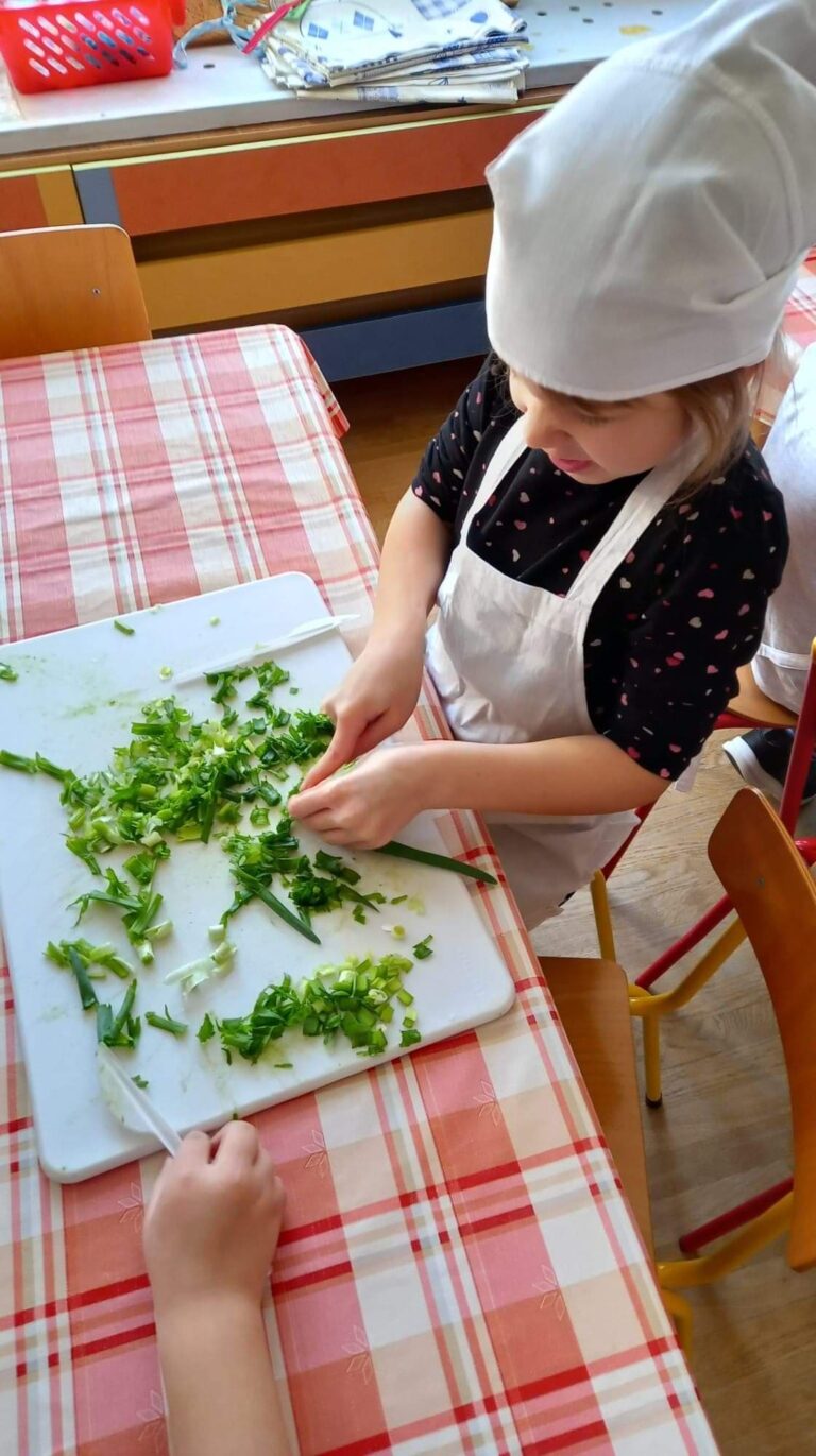 Starszaki poznają pracę kucharki.