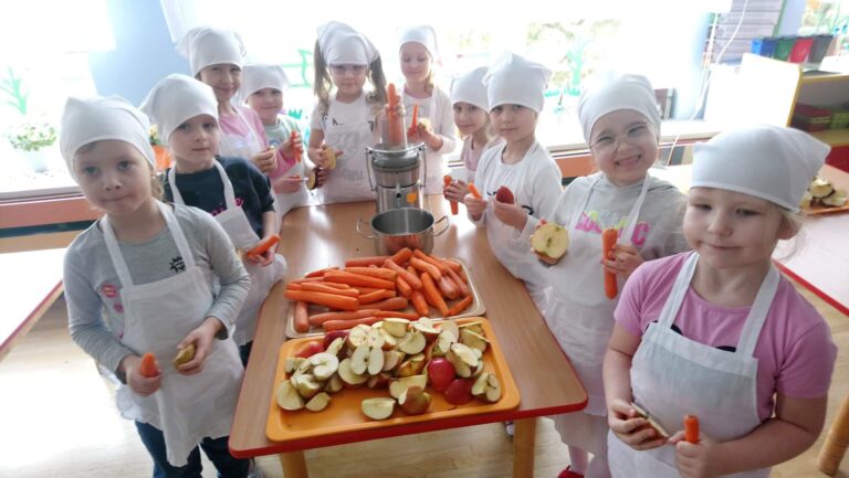 Biedronki przygotowują sok