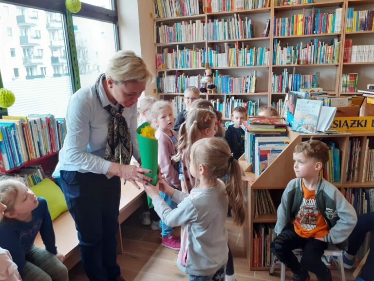 Biedronki w bibliotece.