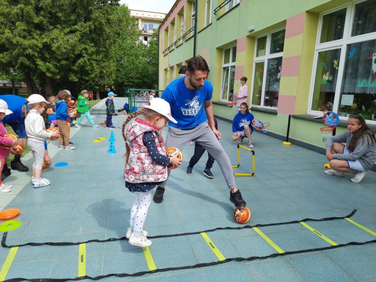 Zabawy sportowe z trenerami i zawodnikami UKS Basket Siedlce.
