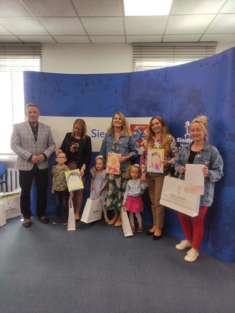 Podsumowanie konkursu plastycznego pt. „Portret mojej mamy” organizowanym przez Prezydenta Miasta Siedlce.