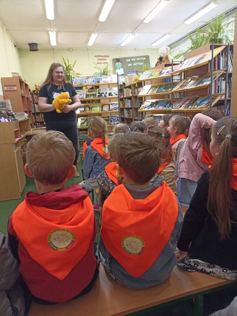 03.06.22 r. Wizyta „Misiów” i „Biedronek” w bibliotece w Szkole Podstawowej nr 10 😊