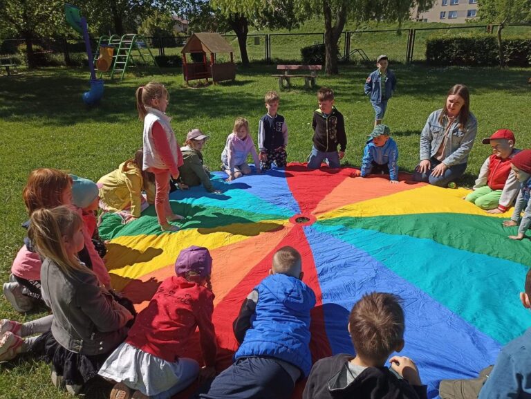 „Przedszkolak w ruchu” – majowe zabawy ruchowe.