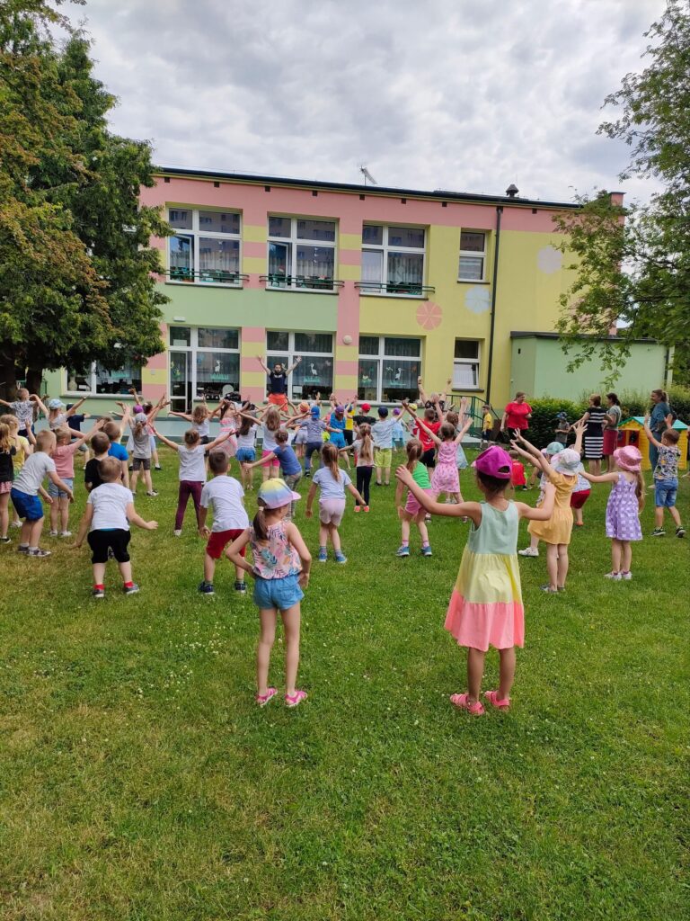 Zajęcia z instruktorem zumby.