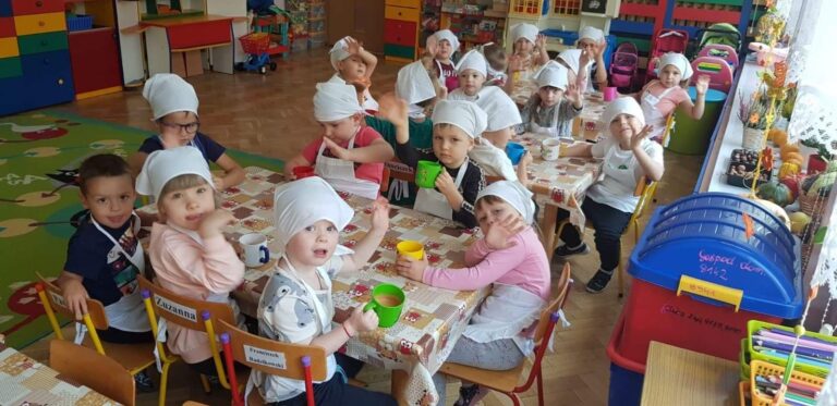 „Smerfy przygotowują pyszny sok”