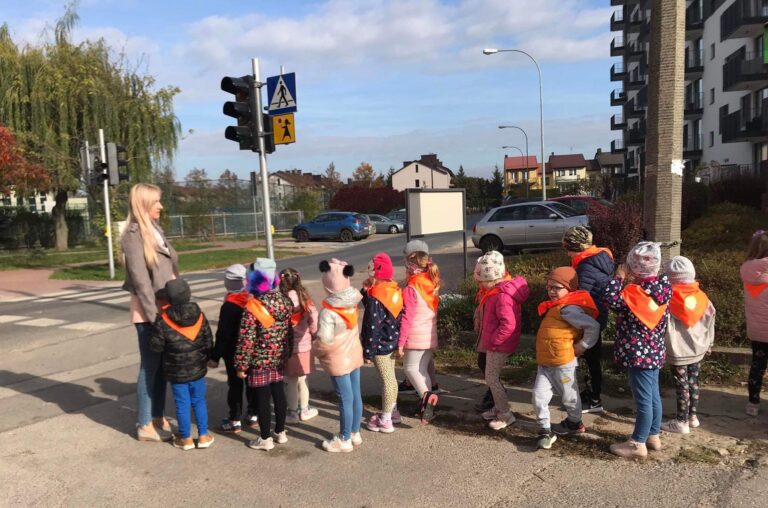 17.10.2022-Wyjście na skrzyżowanie ulic z sygnalizacją świetlną – grupa Kotki utrwala zasady bezpieczeństwa na drodze 🚦🚦🚦