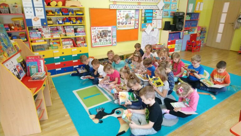 Dzień głośnego czytania u „Biedronek”.