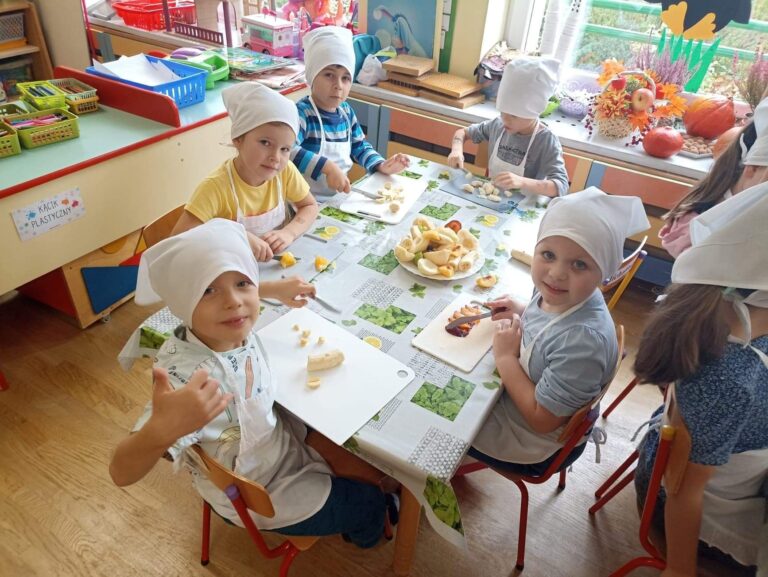 Zajęcia gospodarcze pt. „Robimy sałatkę owocową” w gr.  Misie