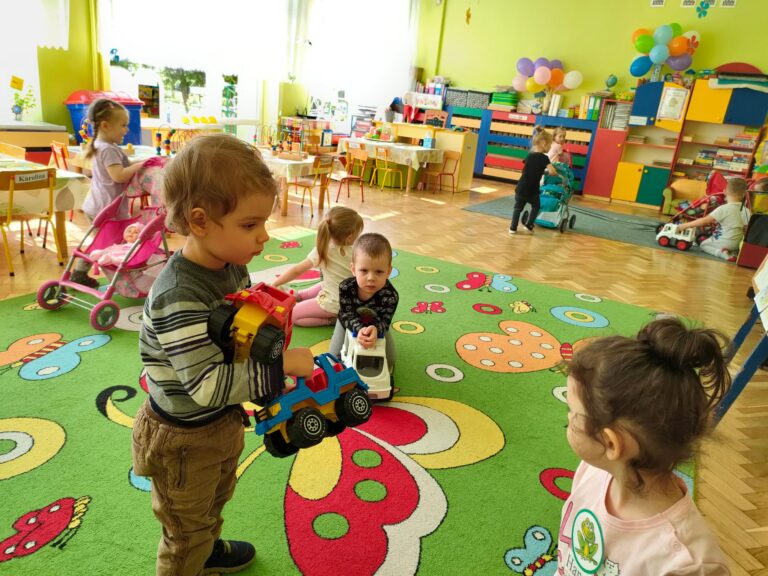 Wspominamy- 1 Dzień „Żabek” w przedszkolu 😊