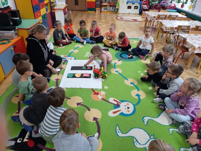 ,,Smerfy” podczas realizacji kolejnych zadań w ramach Ogólnopolskiego Programu ,,Uczymy Dzieci Programować”