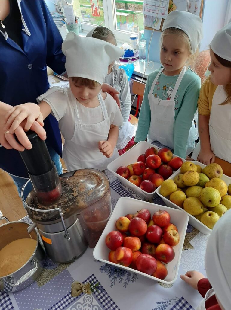 „Grupa Kotki przygotowuje pyszny sok”