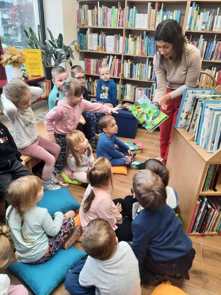 Wizyta ,,Smerfów” w bibliotece