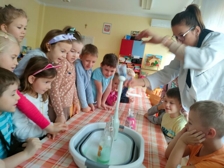 „Misie” poznają pracę chemika🧪👩‍🔬