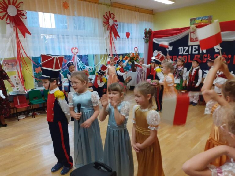 Uroczysta akademia z okazji Dnia Niepodległości w gr.IV Biedronki z udziałem Rodziców.