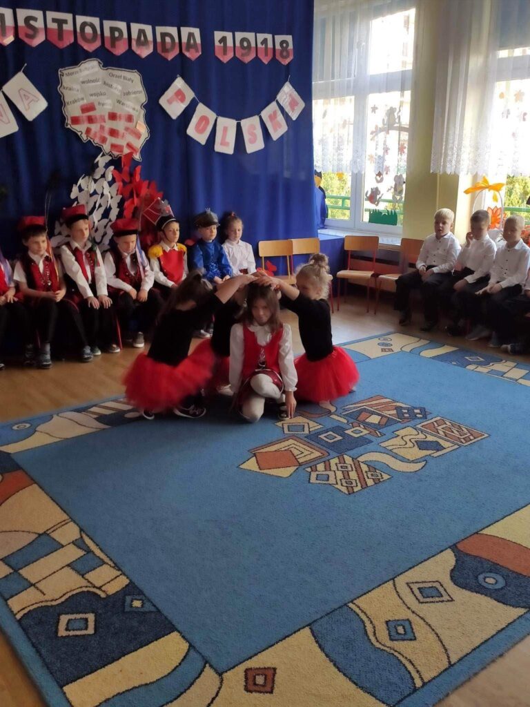 11 listopada- „Misie” występują na scenie dla „Kotków” i „Smerfów”