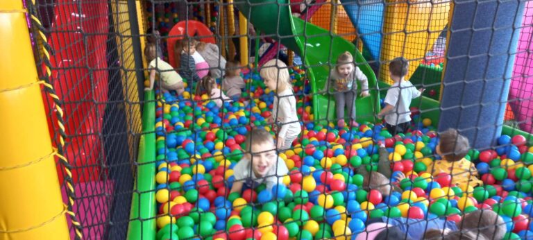 Żabki w sali zabaw „Madar”