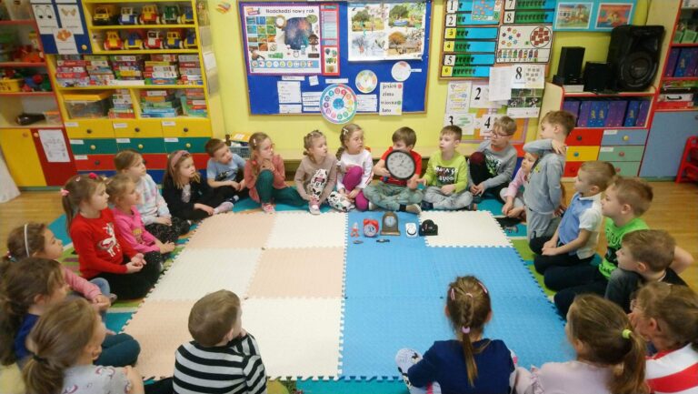 Wystawa zegarów u „Biedronek”