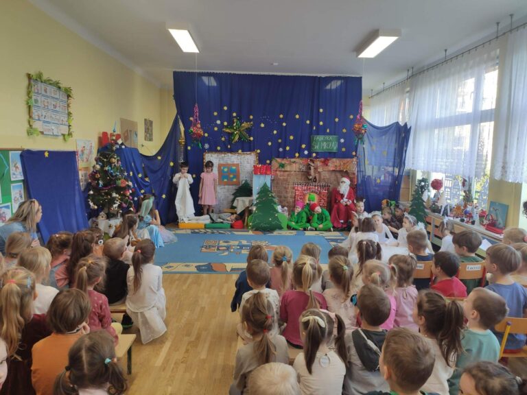 17.01.23 r.- „Misie” prezentują teatrzyk bożonarodzeniowy na młodszych przedszkolaków🎅🎄♥️