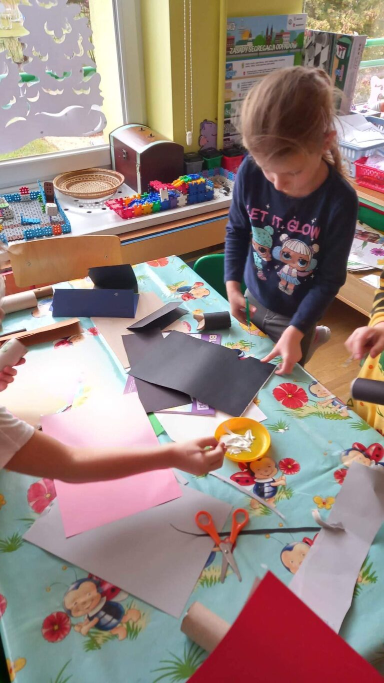 Realizacja projektu ” Pomyśl zanim wyrzucisz”- wykonanie zabawek przez dzieci z gr.IV