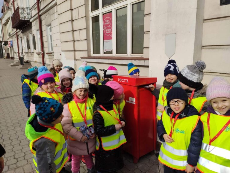„Misie” podczas wycieczki na pocztę.