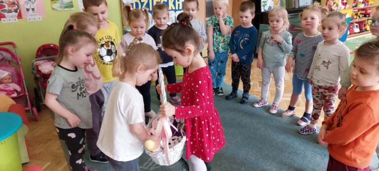 „ŻABKI” przed Świętami Wielkanocnymi.