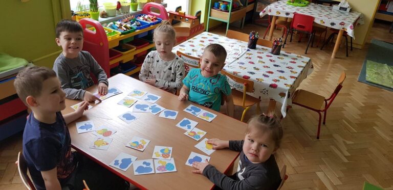 Przygotowania do Świąt Wielkanocnych u dzieci z grupy  Żabki i Smerfy.