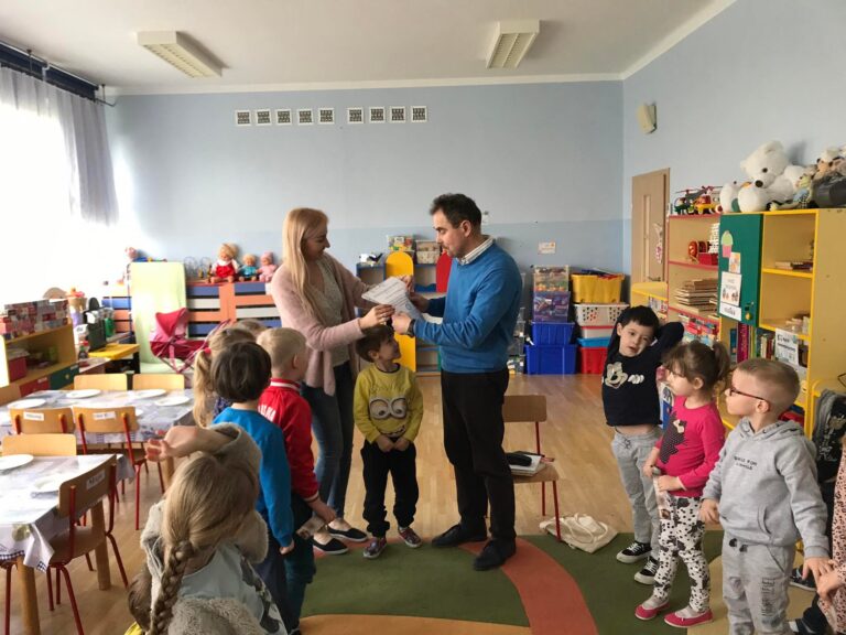 Wizyta bibliotekarza w grupie Kotki📖📚