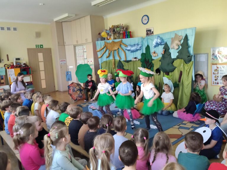 Misie prezentują teatrzyk pt. „To już Wiosna!” Smerfom i Kotkom