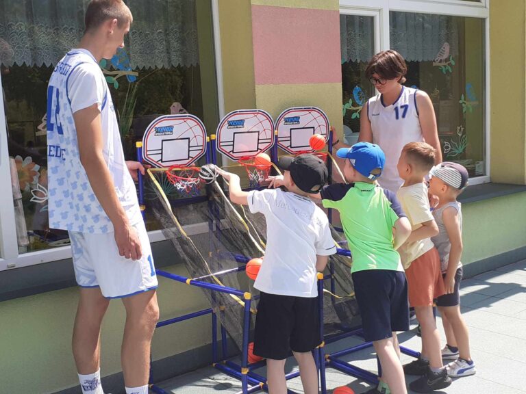 Zajęcia sportowe z trenerem i zawodnikami UKS BASKET Siedlce