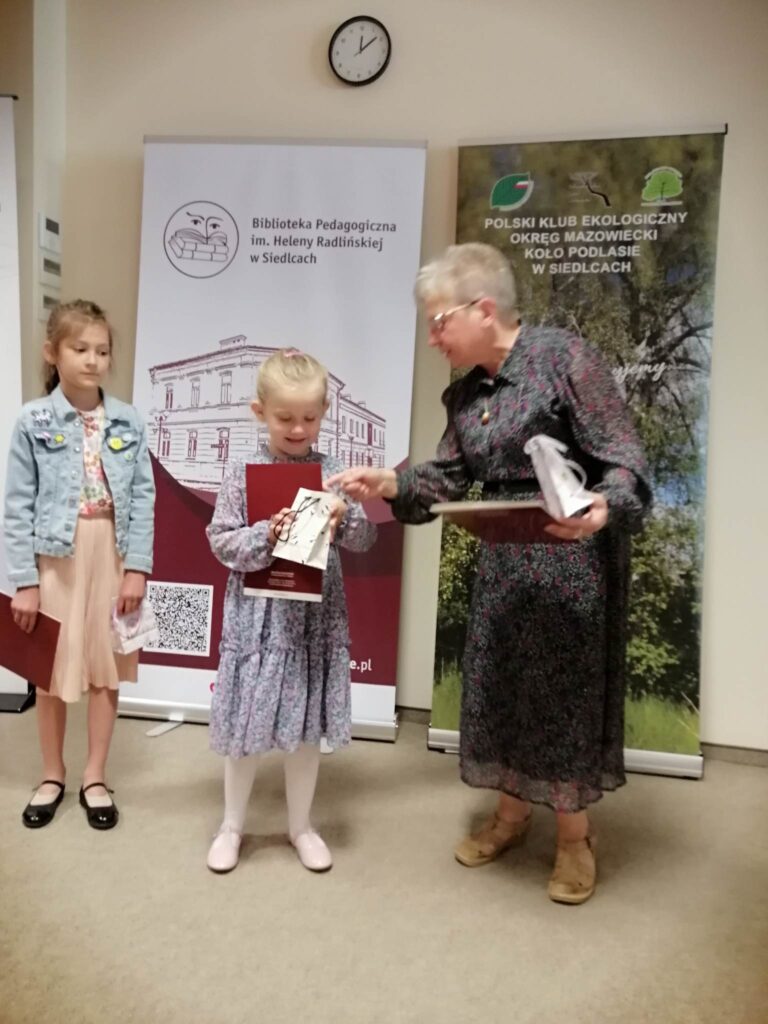 Wręczenie dyplomów za udział w zabawie plastycznej „Siedleckie drzewa oczami młodych artystów”.