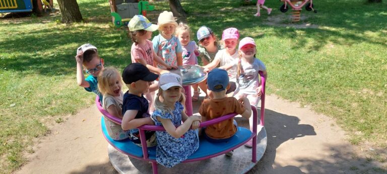 „Zabawy  Żabek w ogrodzie przedszkolnym”