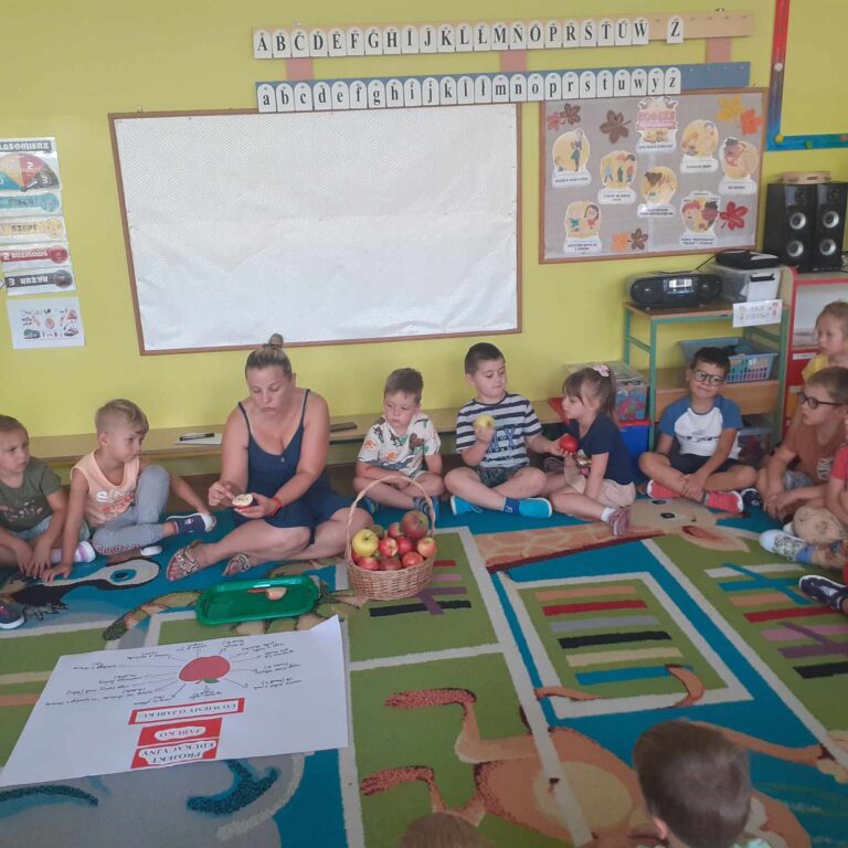 Realizacja projektu ,,Jabłko” w grupie ,,Smerfy”
