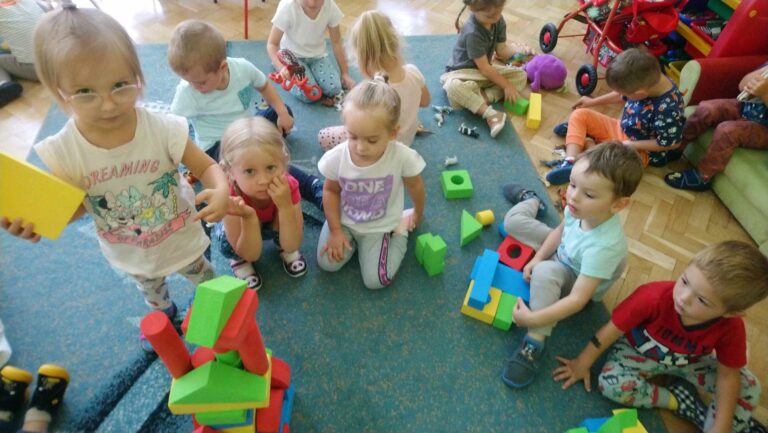 Wrzesień – pierwsze, przedszkolne zabawy „Biedronek”