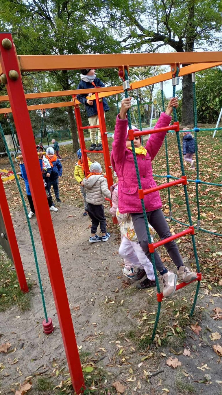 Wycieczka do Krainy Rumianku 11.10.2023r. dzieci z grupy IV i V uczestniczyły w wycieczce do Krainy Rumianku.