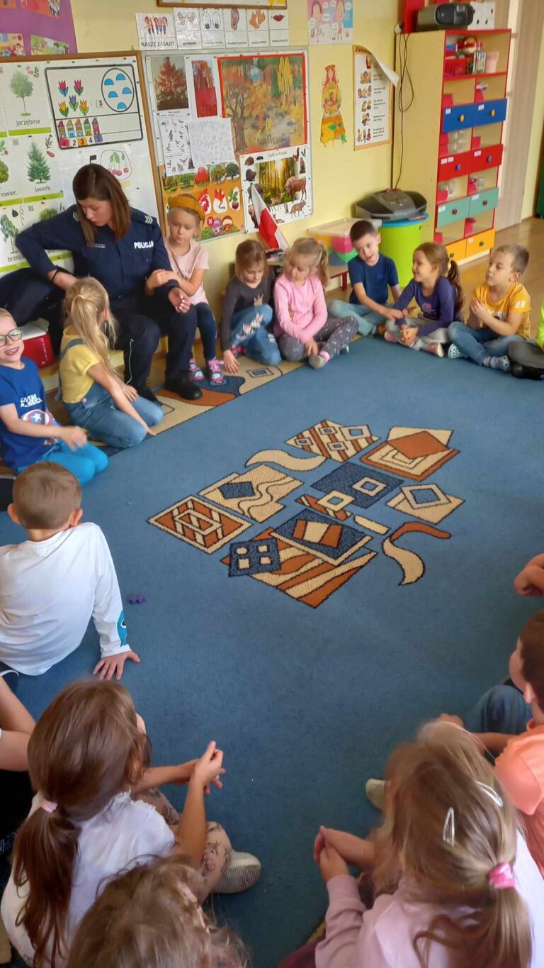 Spotkanie z policjantką w gr. Żabki i Kotki.