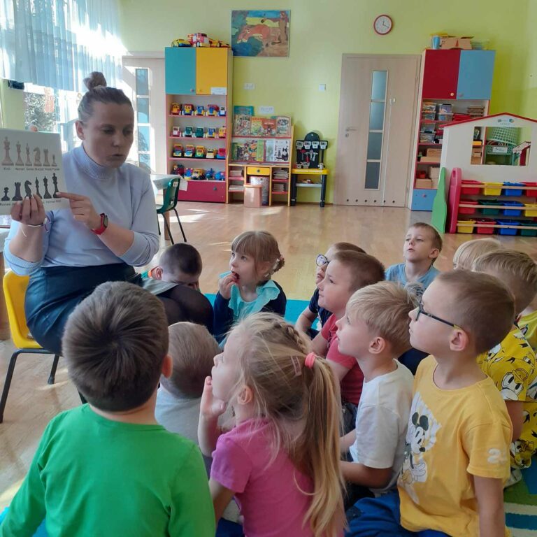 Realizacja programu ,,Mały mistrz szachowy” w gr. ,,Smerfy” ♟️