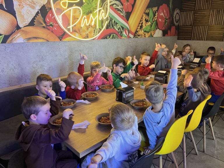 Wycieczka ,,Smerfów” do lokalu gastronomicznego LuksPASTA