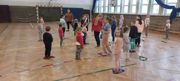 „Żabki na zajęciach sportowych”