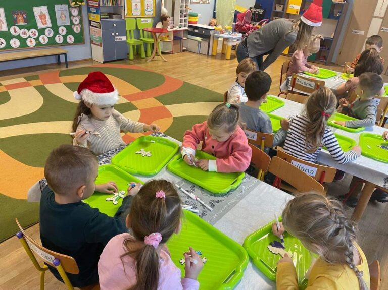 Warsztaty dekorowania bombek w gr. Żabki – 1.12.23 r.