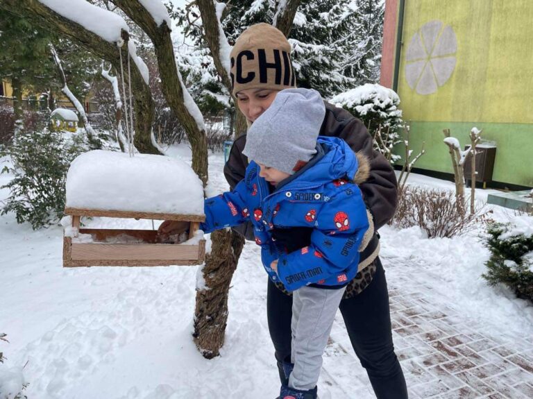 Zimą „Żabki” pamiętają także o ptakach.