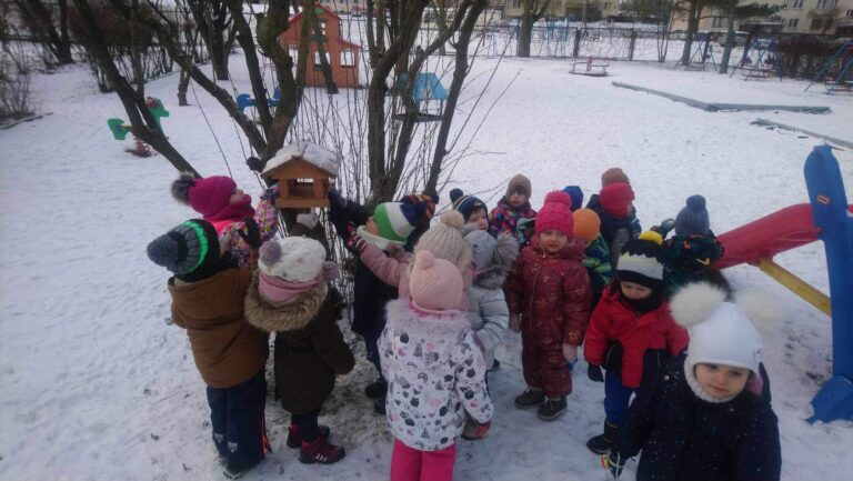Dzieci z grupy „Biedronki” pomagają ptakom przetrwać zimę (styczeń 2024r)