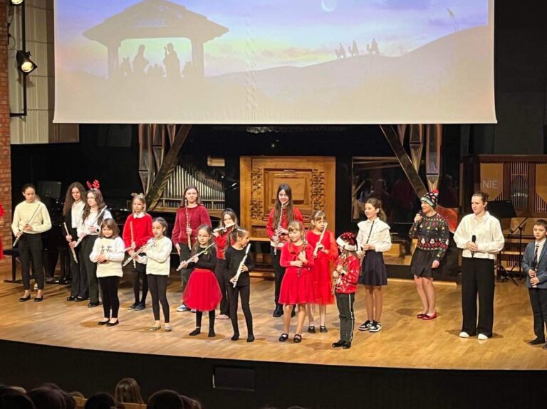 Wycieczka piesza ,,Smerfów” do Szkoły Muzycznej w Siedlcach 🎶🎷🎺🎸