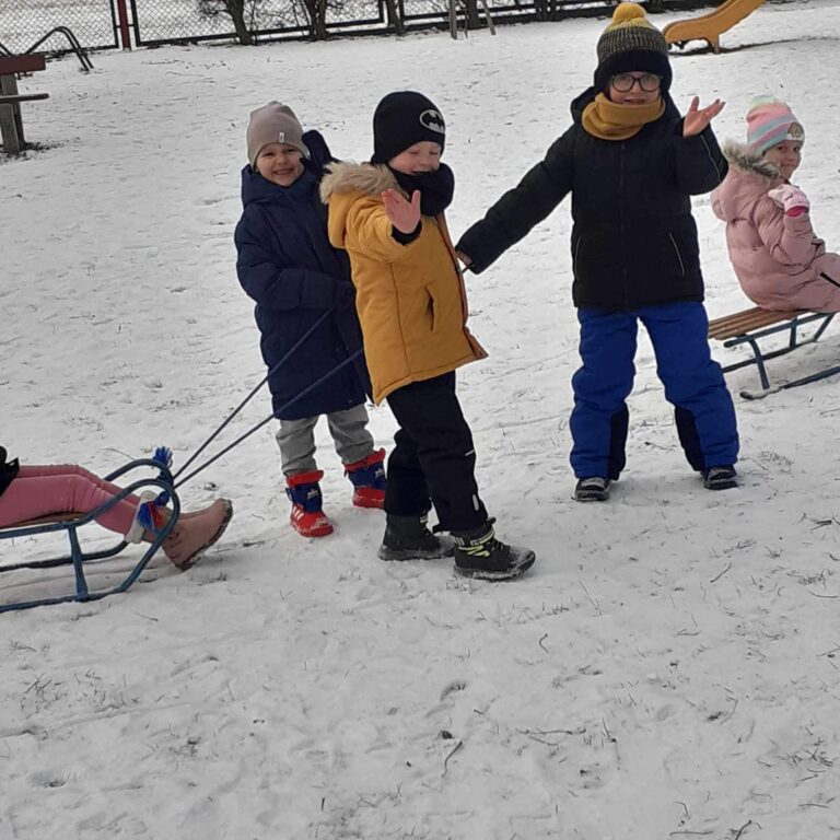 Zimowe zabawy ,,Smerfów” w ogrodzie przedszkolnym ❄☃🛷