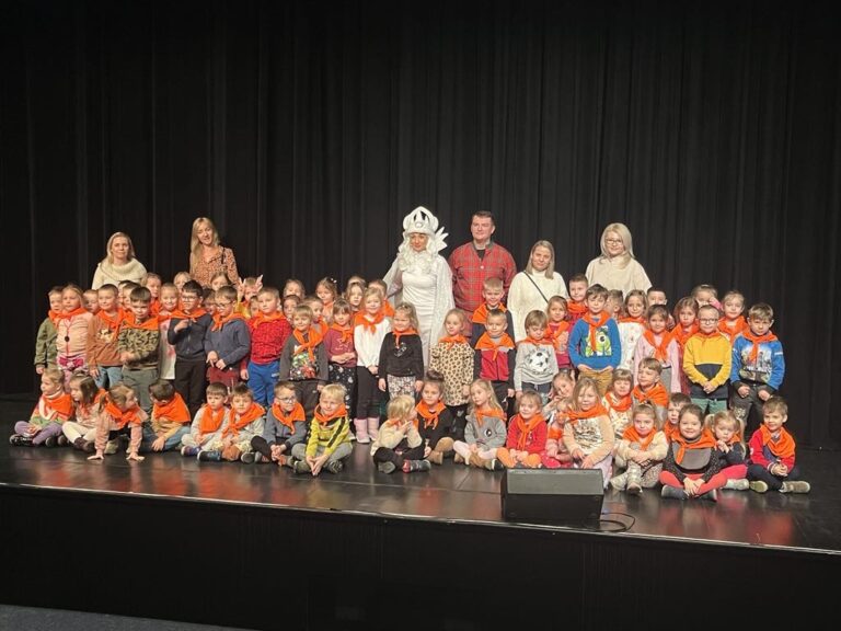 W dniu 05.02.24 r. dzieci z grupy ,,Żabki”, ,,Smerfy” i ,,Kotki” wybrały się do CKiS w Siedlcach na muzyczną bajkę pt. ,,Kryształowa Królowa Śniegu” na podstawie baśni Hansa Christiana Andersena.