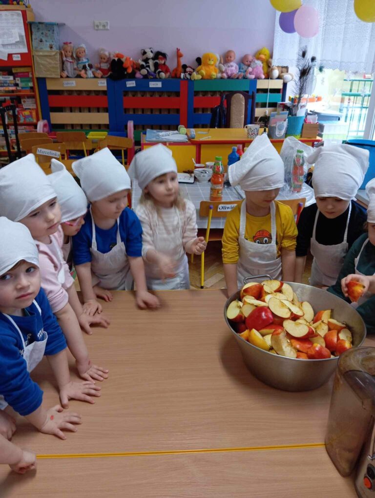 „Pszczółki” przygotowują sok🧃