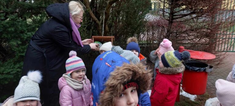 „Żabki dokarmiają ptaki”